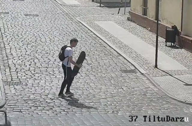 Pareigūnai prašo padėti atpažinti asmenį