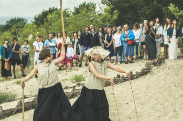 Šokio ir istorijos spektaklis „Užpustyti“ į Nidą sugrįžta birželį