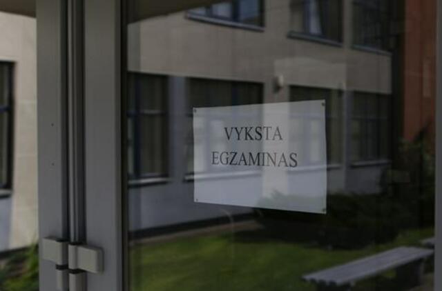 Fizikos egzaminu baigiasi pagrindinė brandos egzaminų sesija