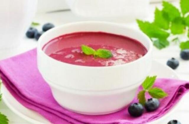 Nepaprastai gaivi mėlynių ir trešnių šaltsriubė