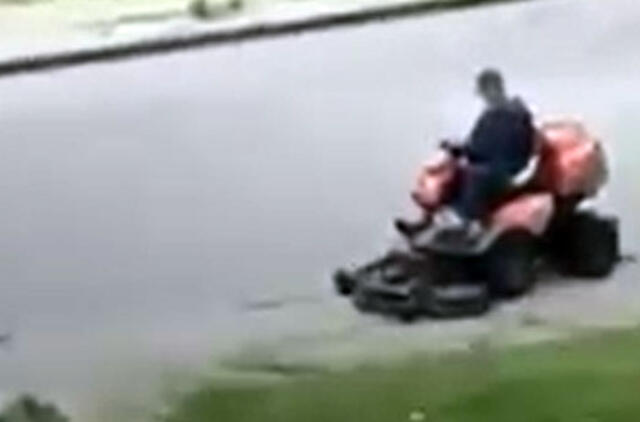 Pareigūnai sustabdė girtą žoliapjovės vairuotoją