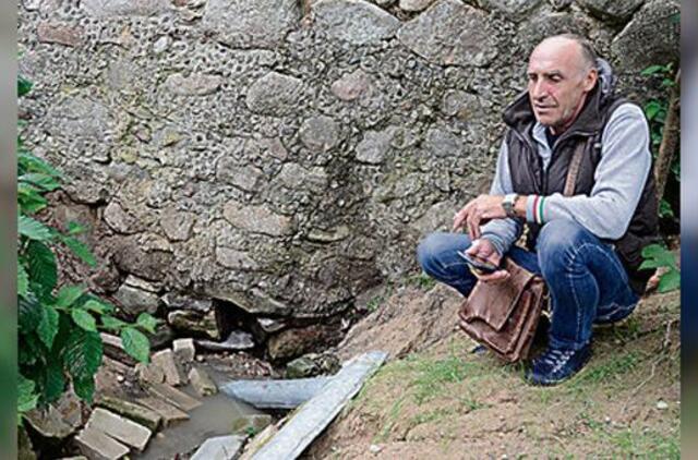 Po kapinių tvora – neaiškios kilmės upelis