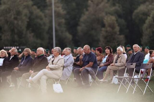 Senjorams karių pasisveikinimas su šūviu iš istorinio pabūklo