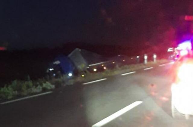 Plungės rajone susidūrė vilkikas ir lengvasis automobilis, du žmonės žuvo