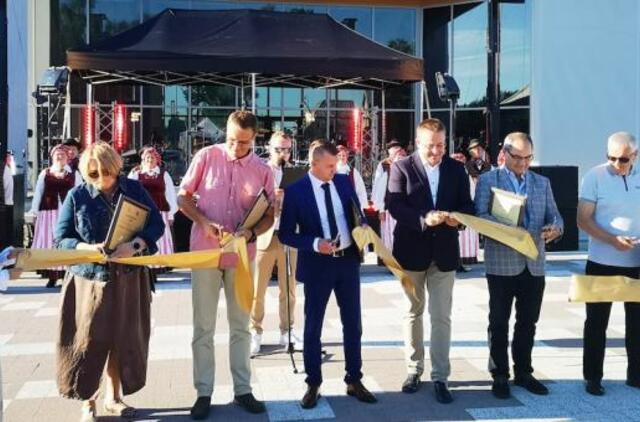 Iškilmingai atidaryta rekonstruota aikštė Šventojoje