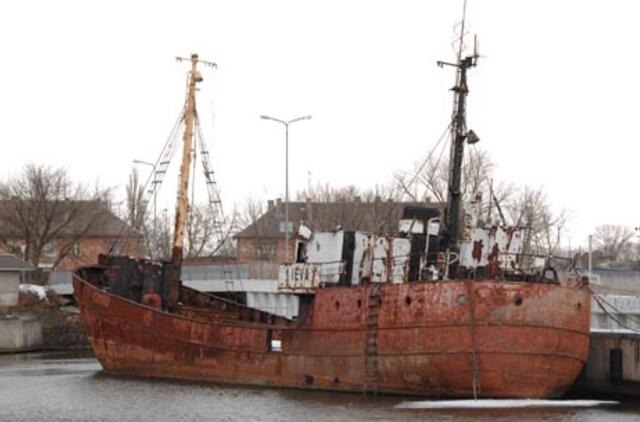 Kilo gaisras apleistame žvejybiniame laive