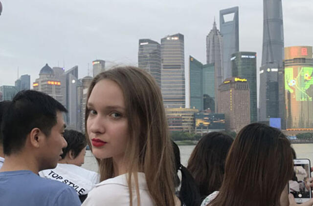 Kinijos spalvos modelio akimis