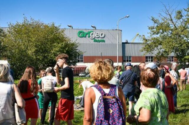 Kovoti prieš smarvę klaipėdiečiai susirinko prie įmonės „Grigeo Klaipėda"