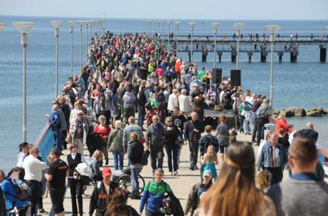 Palanga poilsiautojus stebins Žolinės širdimi iš tonos ledo