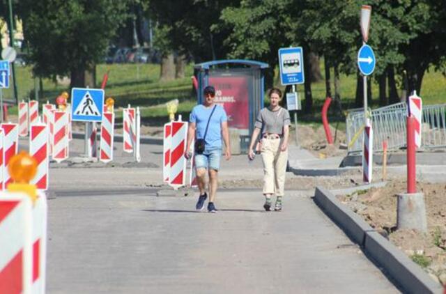 Užvirintas takas į turgų. Žmonės eina laviruodami tarp automobilių