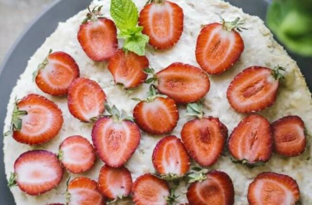 Chalvos pyragas su braškėmis