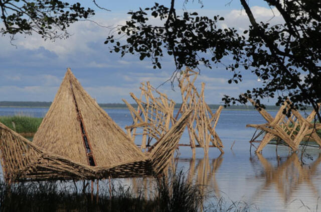 Gintaro įlankoje suliepsnos nendrinės skulptūros
