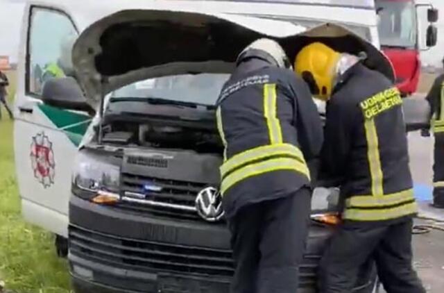 Į policijos automobilį trenkėsi autobusiukas