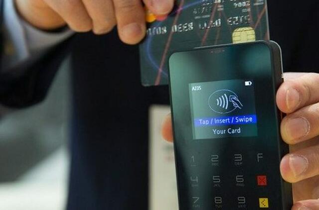 SEB bankas mokyklas nemokamai aprūpins mokėjimo kortelių skaitytuvais