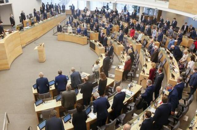 Siūloma nemažinti Seimo nariams talkinančių tarnautojų darbo krūvio