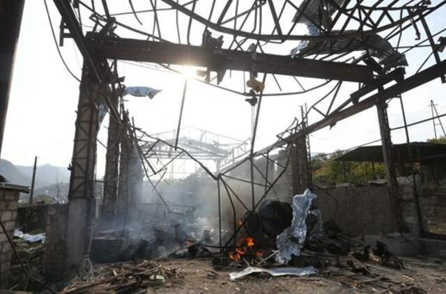 Azerbaidžano pajėgos nuo ankstaus ryto apšaudo Stepanakertą