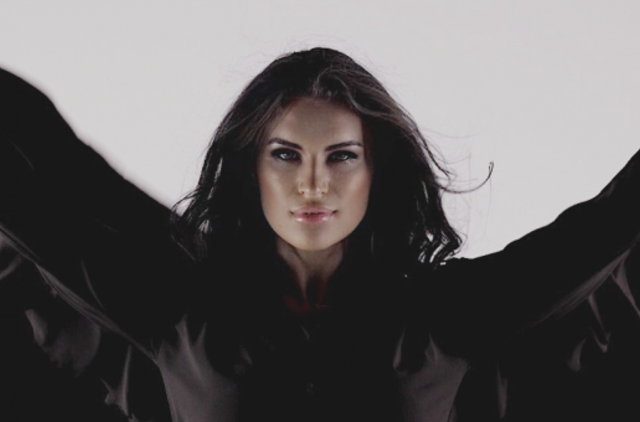 Emilija Katauskaitė pristato dainą „Sugalvok mane“: skatina moteris nebijoti būti savimi