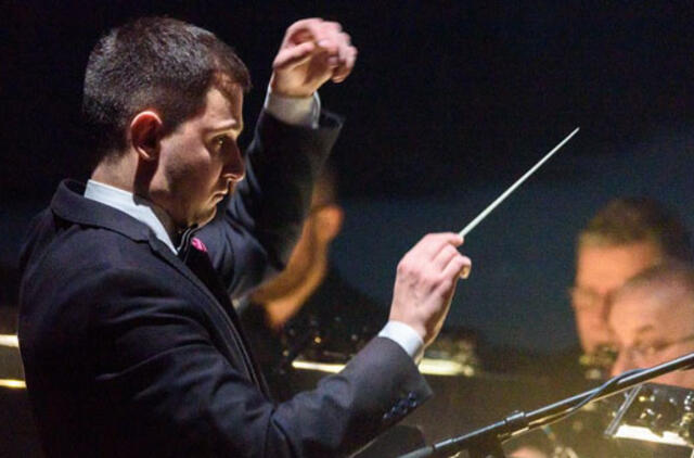 Linksmasis Orkestro Laivas laukia keleivių