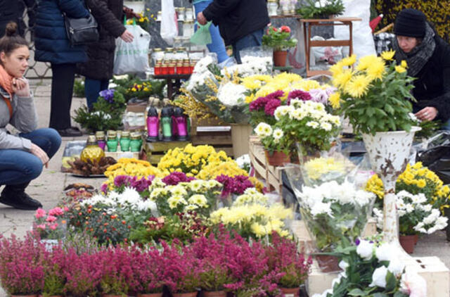 Ragina rinktis natūralias gėles ir žvakes