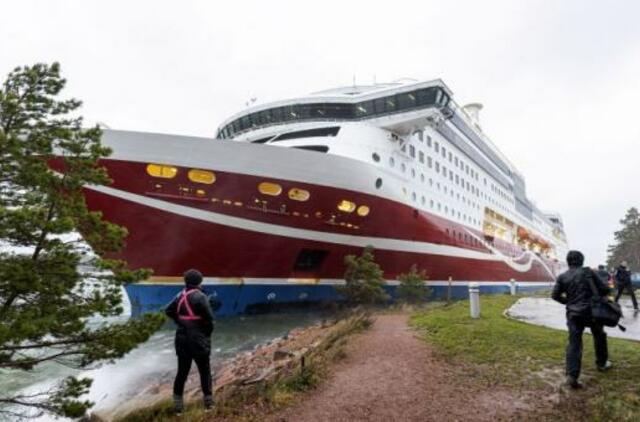 Baltijos jūroje ant seklumos užplaukęs suomių keltas nutemptas, plaukia į uostą