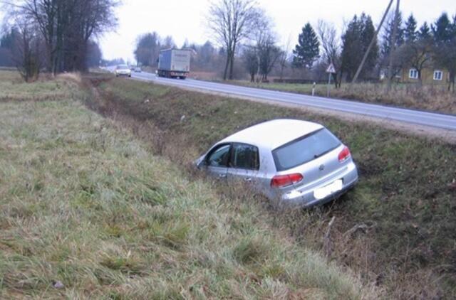 Girtos moteriškės vairuotą automobilį rado griovyje