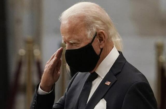 Išrinktasis JAV prezidentas J. Bidenas žaisdamas su šunimi susižeidė koją