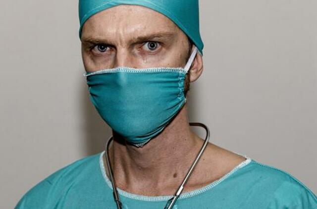 Koronavirusu šiuo metu užsikrėtę 2476 medikai