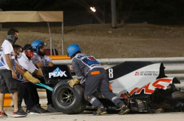 Kraupi avarija F-1: automobilis perlūžo per pusę ir užsidegė