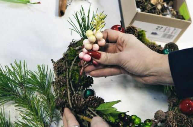 KU darbuotojų nupinti Advento vainikai neš Kalėdų žinią vienišiems senjorams