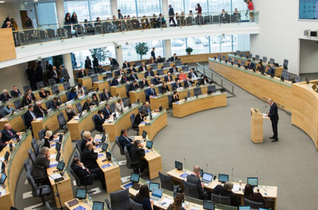 Neišrinkti buvę parlamentarai darbinasi buvusių kolegų padėjėjais