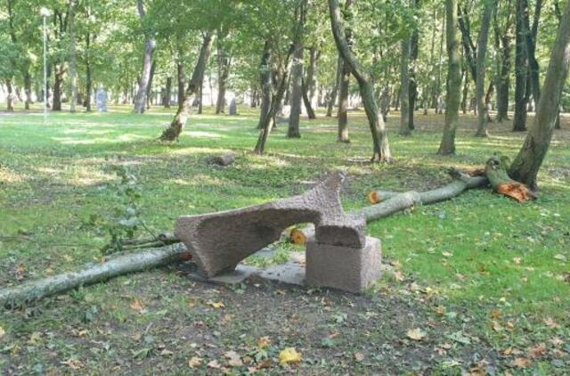 Nukentėjusi skulptūra išvežta remontui