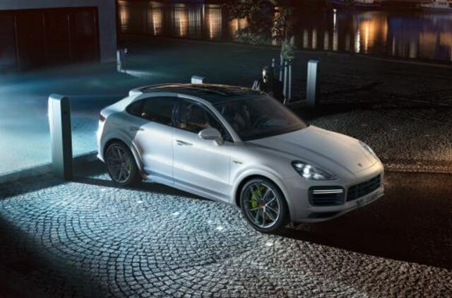 Nuo šiol „Porsche Cayenne E-Hybrid“ įveiks didesnį atstumą naudojant tik elektros energiją