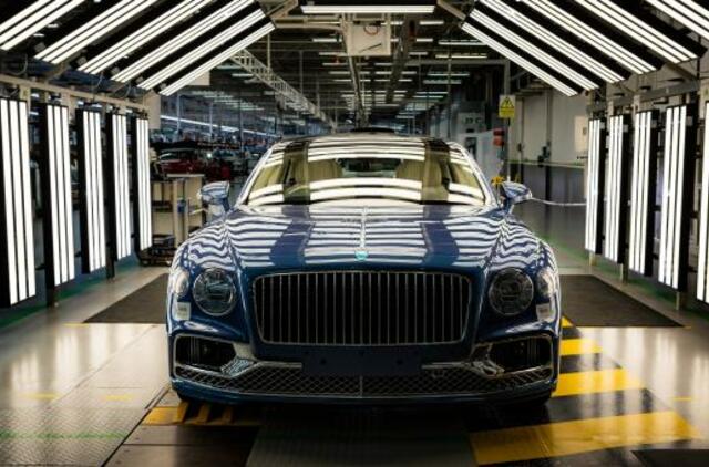 Nuo surinkimo linijų jau rieda pirmieji „Bentley Flying Spur V8“