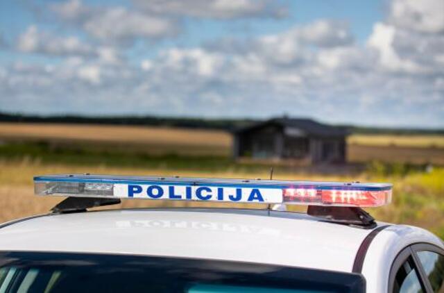 Paros įvykiai keliuose: partrenktas pėstysis ir apvirtęs autobusiukas