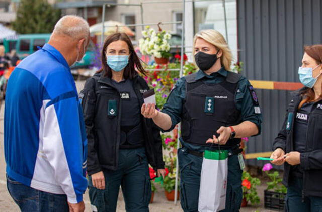 Policija stebi, ar dėvimos kaukės