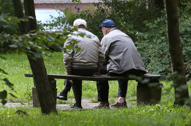 Senolius tarnyboms tenka gelbėti ir nuo juos "gelbstinčių" kaimynų