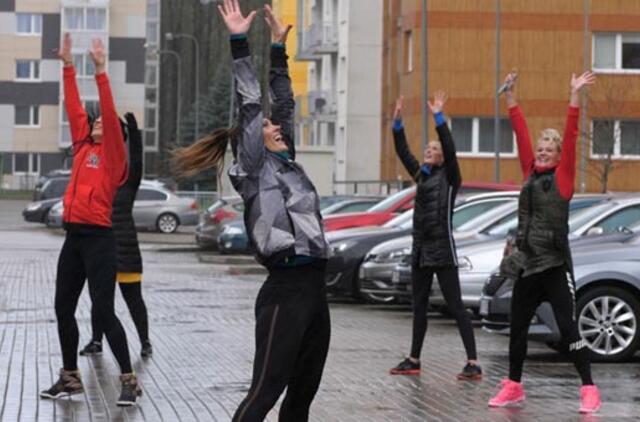 Karantino metu smagi atrakcija - sportas savo namų balkonuose