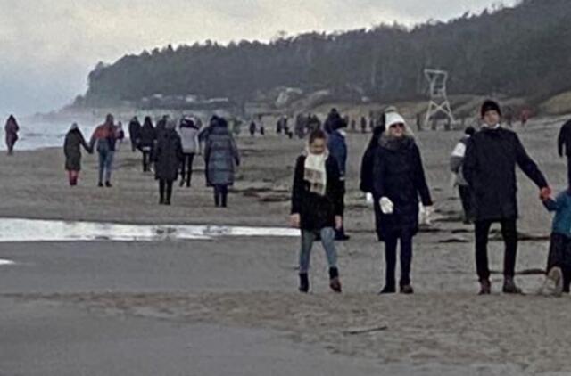 Pajūryje – masė žmonių, dalis jų nedėvi kaukių