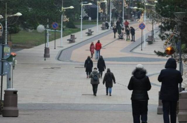 Palangoje gatvės tuščios, „pašaliniai“ nepriimami, tačiau prekybos centre vaizdas nustebino