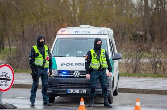 Policijos postai: Tikrino automobilius, sulaikė šauktinius