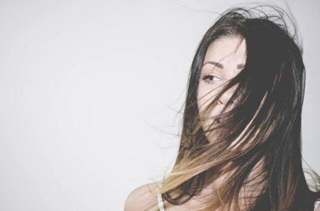 Šaltojo sezono palydovas – įsielektrinę plaukai: kokios priemonės efektyviausios?