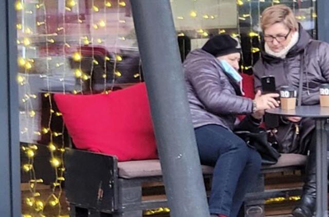 Šalyje - koronaviruso rekordai, bet lauko kavinėse - pramogos