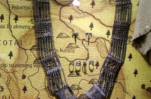 Vyrai į amžinybę keliaudavo ginkluoti, o moterys - pasipuošusios