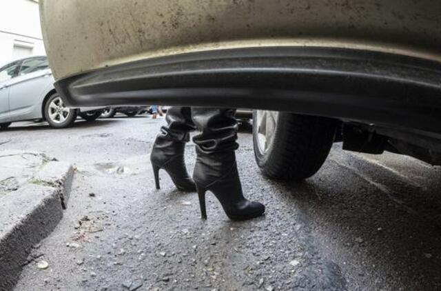 Meilės trikampis Šilutėje: savo konkurentę sekė, užblokavo automobiliu ir į darbą paleido kumščius