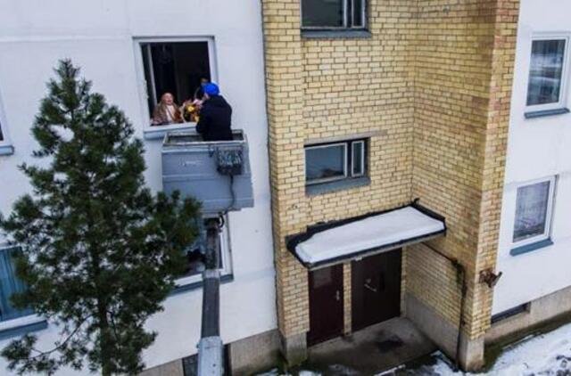 Meras Šarūnas Vaitkus už statybinio keltuvo nuomą pasikelti pas 100-etę susimokėjo iš savo kišenės, tačiau kiek – „Palangos komunalinis ūkis“ direktorius neįvardijo