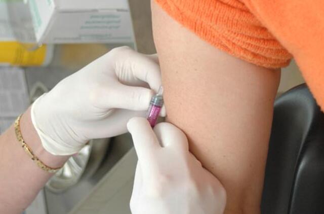 Ministerija teigia nerenkanti informacijos apie skiepų nuo COVID-19 atsisakiusius medikus