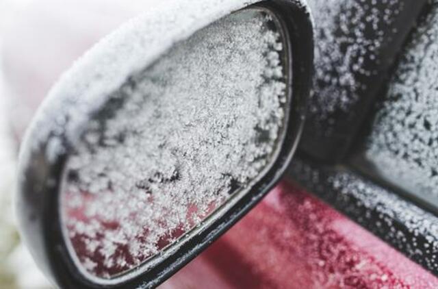 Šalį užklupusi žiema išbando vairuotojų budrumą: ar tinkamai nuvalėte automobilį?