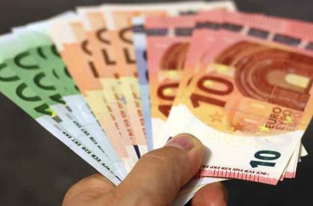 Sukčius iš senjorės išviliojo 3 tūkst. eurų