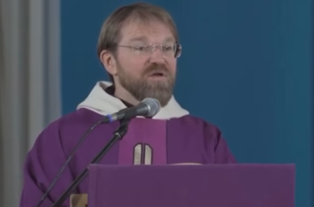 Po homofobiškų išsireiškimų P. Vaineikis atleidžiamas iš Kretingos Pranciškonų gimnazijos kapeliono pareigų