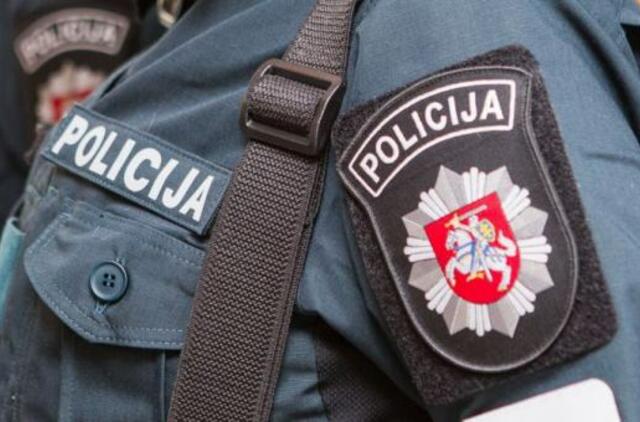 Ūžė visas miestelis: antrankiais surakintą ir nesipriešinusią moterį mušęs pareigūnas – išteisintas